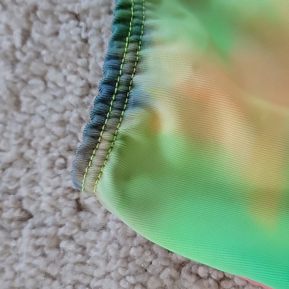 Pastel tie-dye tube top, fits tight, stretchy material - Picture 3 of 4